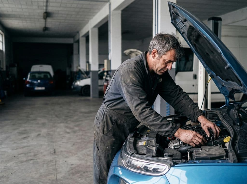 Mecánico realizando una reparación general en el taller de Ourense