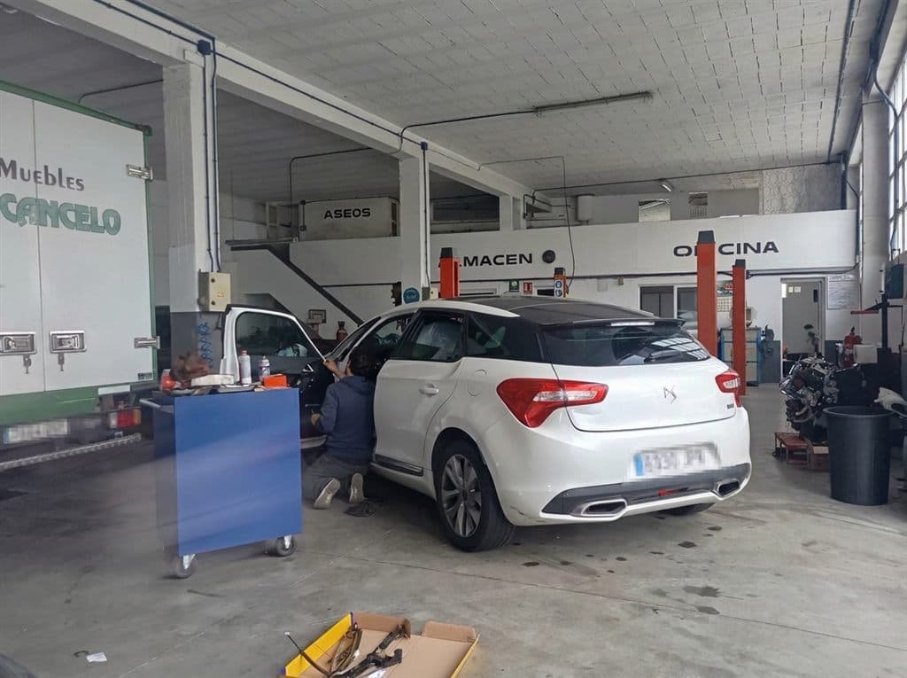 Mecánicos de Ivecoper trabajando en el taller de Ourense