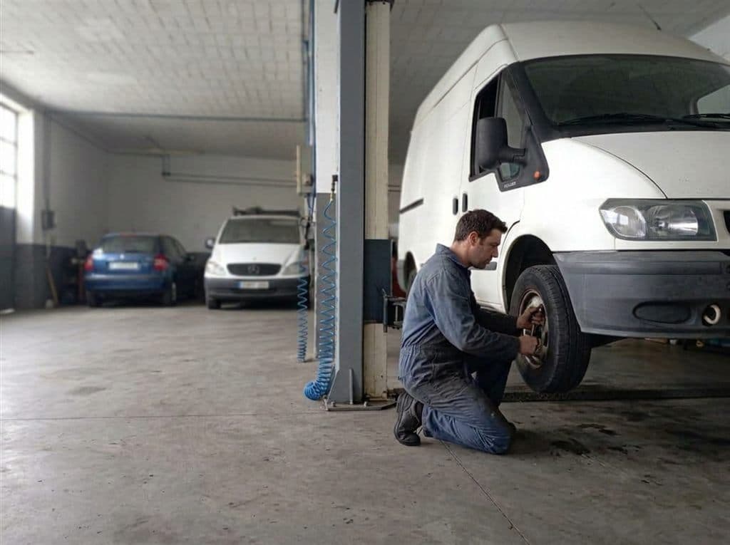 Furgoneta de trabajo en mantenimiento en el taller Ivecoper de Ourense